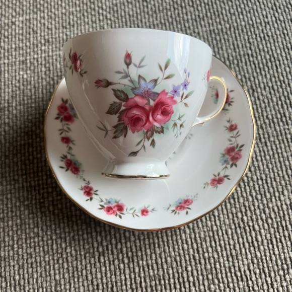 Queen Anne bone china floral pattern, pink mini roses, gold rims,vintage,England - Picture 3 of 10